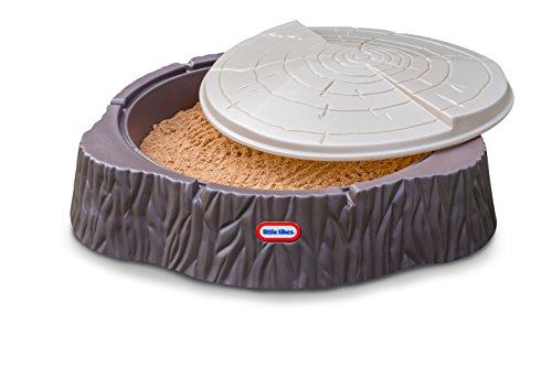 Little Tikes Woodland Sandkasten - Baumstamm-Design mit großem Spielbereich, 3 Sitzflächen und Deckel - für Kinder ab 24 Monate