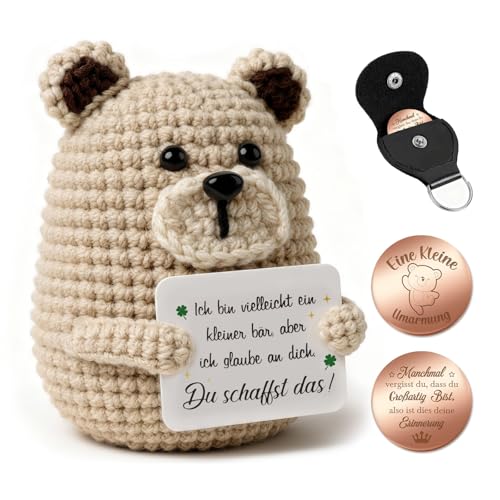 Giftota Pocket Hug Glücklicher Bär - Handgehäkelte Bär Puppe mit Glücksmünze & Lederetui - Glücksbringer & Mutmacher - Valentinstagsgeschenk - Gute Besserung - Geschenk für Männer, Frauen, Jugendliche