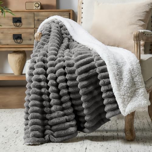 CELESTA Doppelseitige Kuscheldecke Sherpa & Streifen Dunkelgrau - Extra Dicke & Warme Flauschdecke für Winter, Wohndecke 150x200 cm XL - Weiche Couchdecke, Maschinenwaschbar Winterdecke