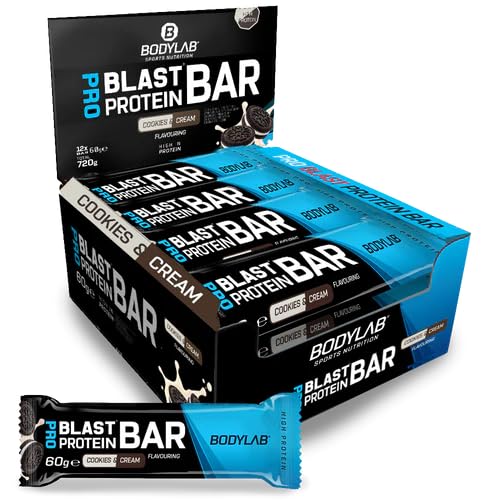 Bodylab24 Pro Blast Protein Bar Cookies & Cream 12 x 60g, knuspriger Protein-Riegel mit Schokoladenüberzug, enthält 20g Eiweiß je 60g Riegel
