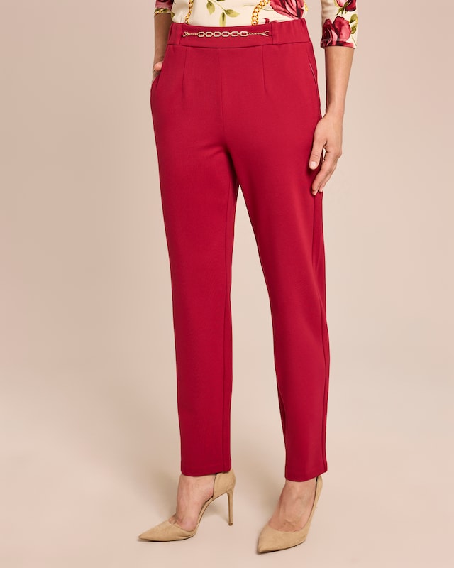 Hose mit Kettendeko am Bund