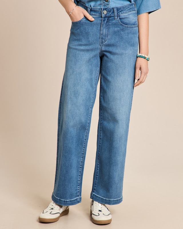 Jeanshose weiter Beinverlauf