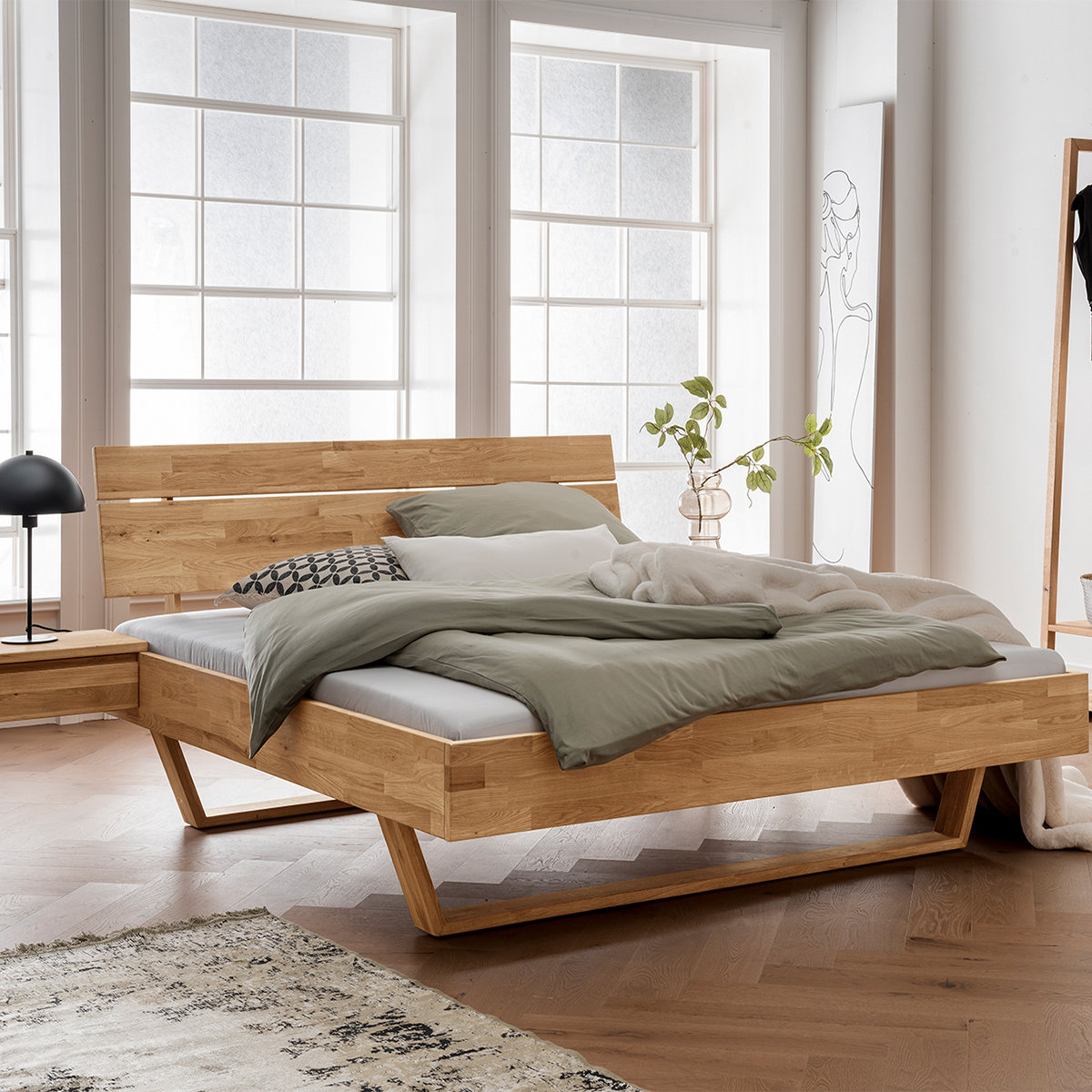 TPT Schwebebett 4 200x200 cm Kernbuche mit zwei Nachtkonsolen