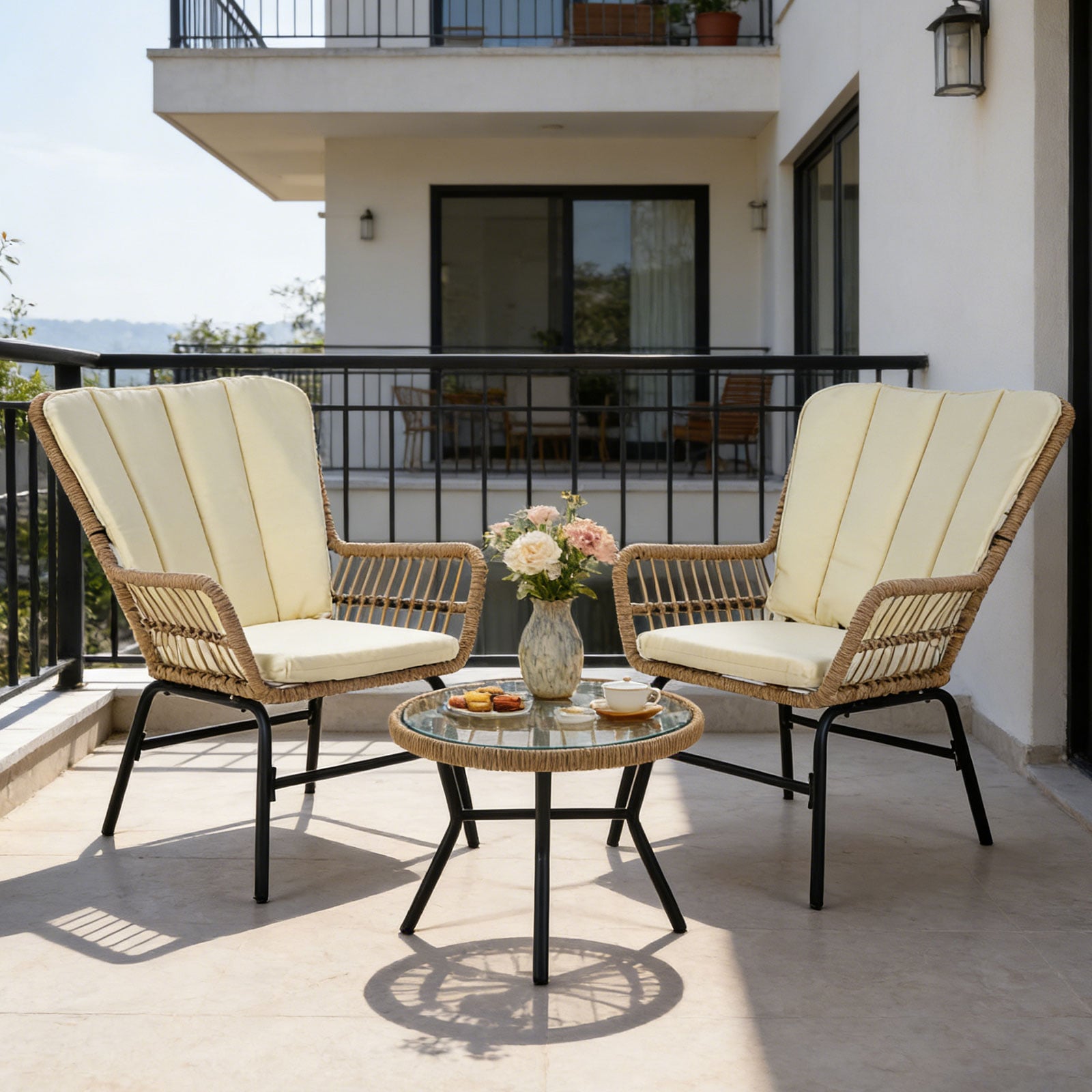 3-teiliges Bistro-Set PE-Rattan Gartenmöbel Set mit Polstern Sitzgruppe mit 2 Stühle & temperiertem Glastisch Beige