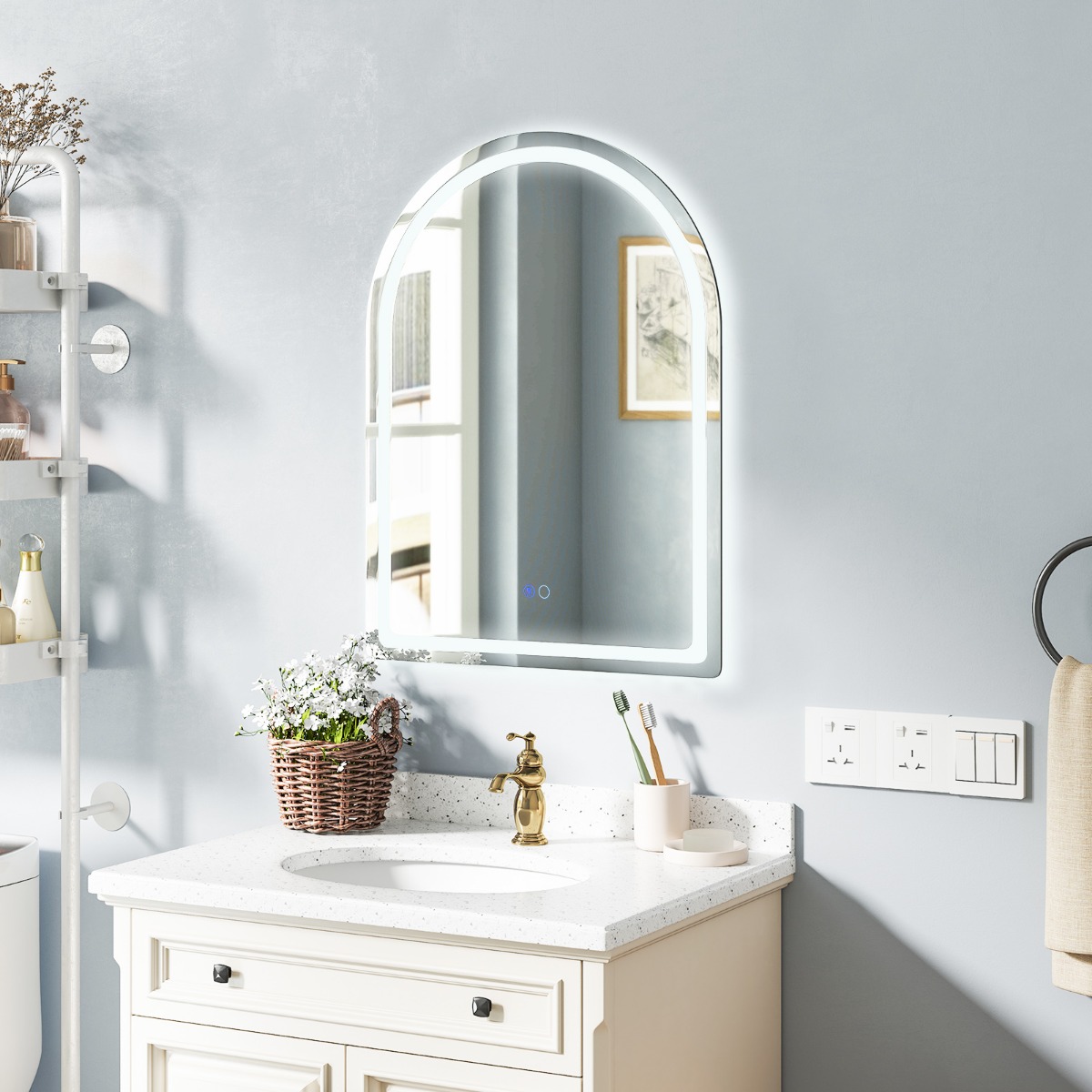 LED Badspiegel mit Beleuchtung 60 x 80 cm Badezimmerspiegel Anti-Beschlag Bogen Silber