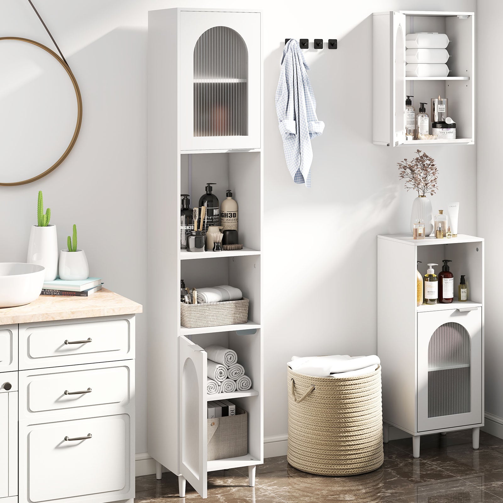 Hoher Badezimmerschrank schmaler Heimorganisator mit zwei geriffelten Glastüren freistehender schmaler Schrank Weiß