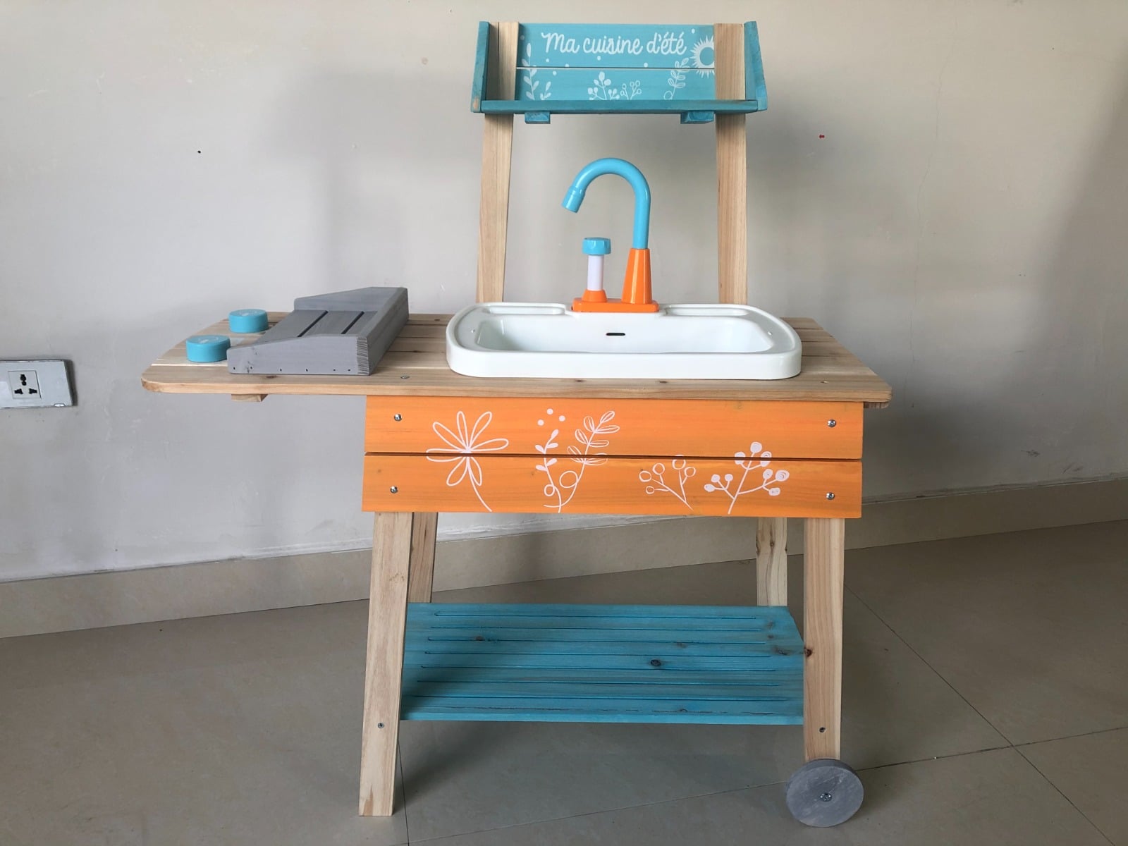 Outdoor Kinderküche Set mit Abnehmbarem Waschbecken & Regalen Holz Spielküche