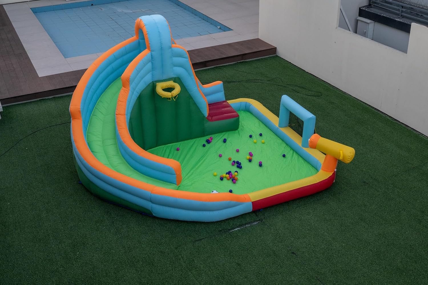 Aufblasbare Wasserrutsche Hüpfburg mit Ozeanbällen Fußball Basketball Kletterwand (ohne Gebläse)