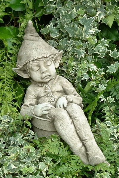 Gartenfigur 'Joe, asleep...', © by Fiona Scott, Steinguss - Original von Vidr...