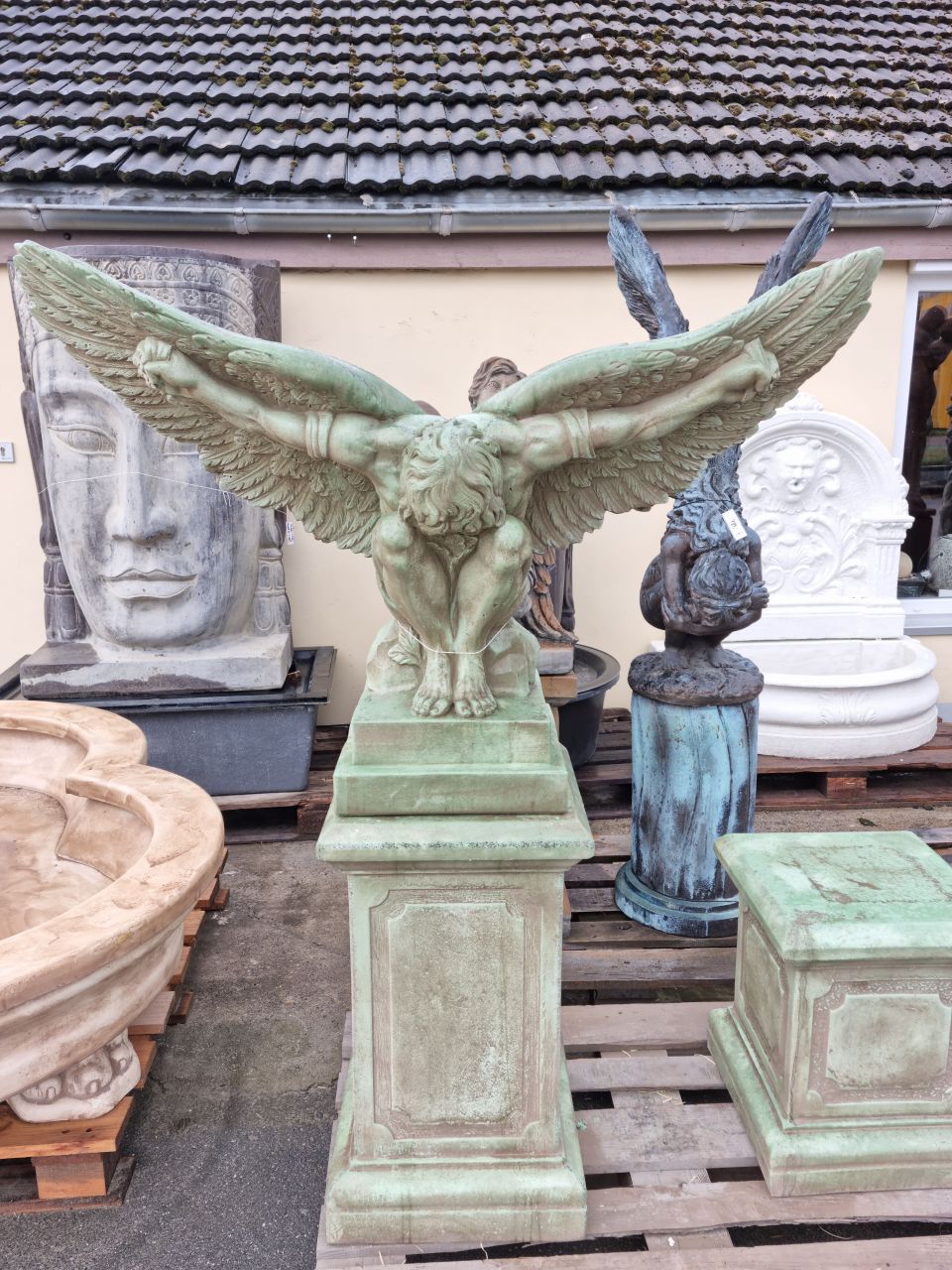 Gartenkunst 'IKARUS', kniend, antik grün - Original von Vidroflor