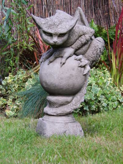 Gartenfigur 'OSCAR', lauernder Gargoyle, © by Fiona Scott - Original von Vidr...