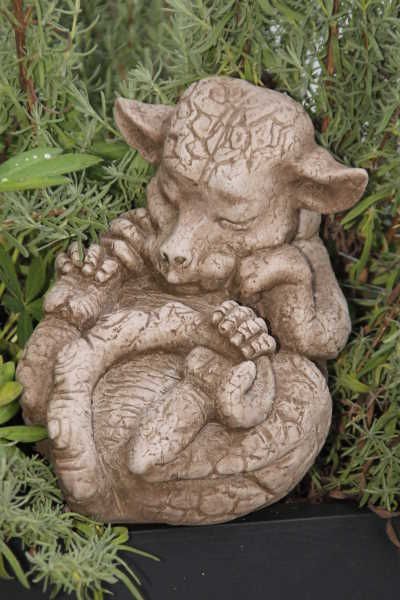 Gartenfigur Drachenbaby 'SMARAGD', Steinguss © by Fiona Scott - Original von ...