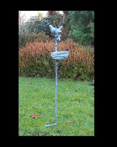 Bronzefigur Vogelfutterschale auf Stock