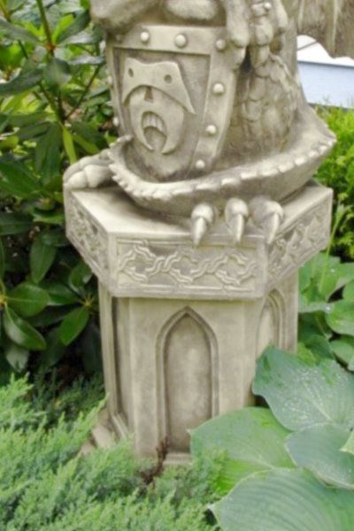 Gartenfigur 'SOCKEL FÜR TÜRWÄCHTER', sechseckig, Steinguss - Original von Vid...