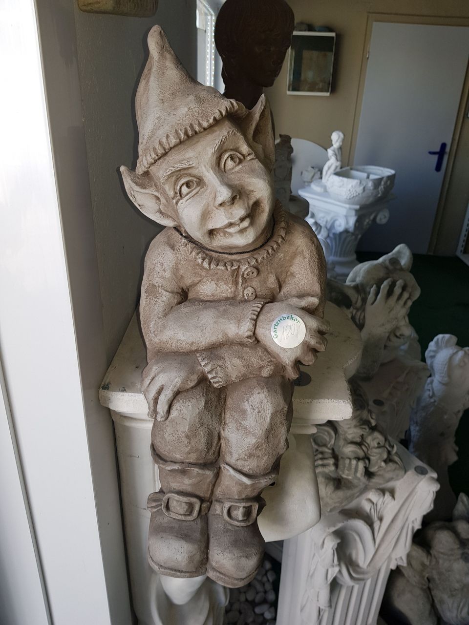 Gartenfigur 'TREPPENSTUFENHOCKER' Blick rechts ©by Fiona Scott - Original von...