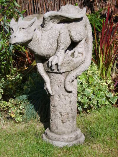 Gartenfigur 'THERON', Drache auf Säule, © by Fiona Scott - Original von Vidro...
