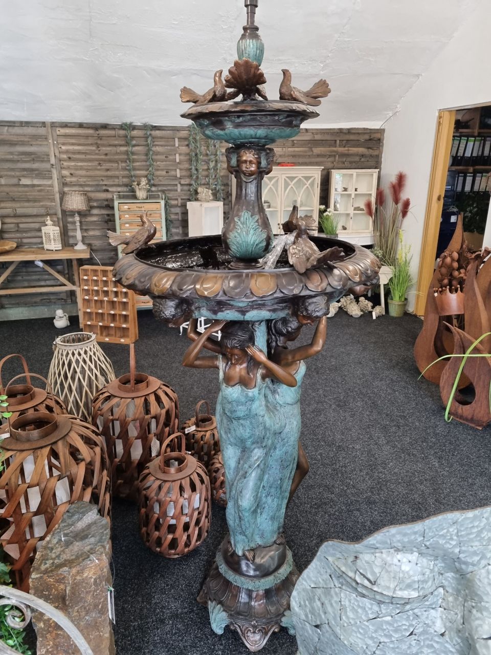 Springbrunnen '3 Frauen mit Vögeln' aus Bronze