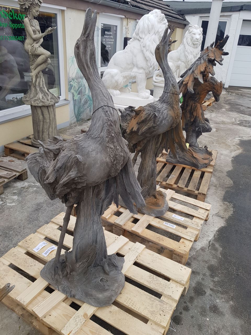 Wesen der Lüfte 'Kranich', dunkler Steinguss - Original von Vidroflor