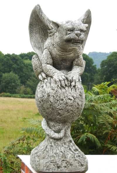 Gartenfigur 'GAVIN', Gargoyle auf Kugel, © by Fiona Scott - Original von Vidr...