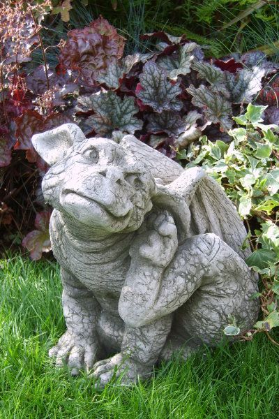 Gartenfigur Drache 'AIDEN', kratzend, © by Fiona Scott - Original von Vidroflor