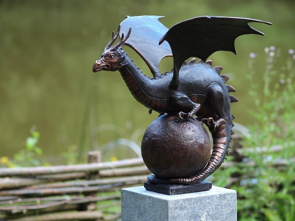 Bronzefigur Drache auf Kugel
