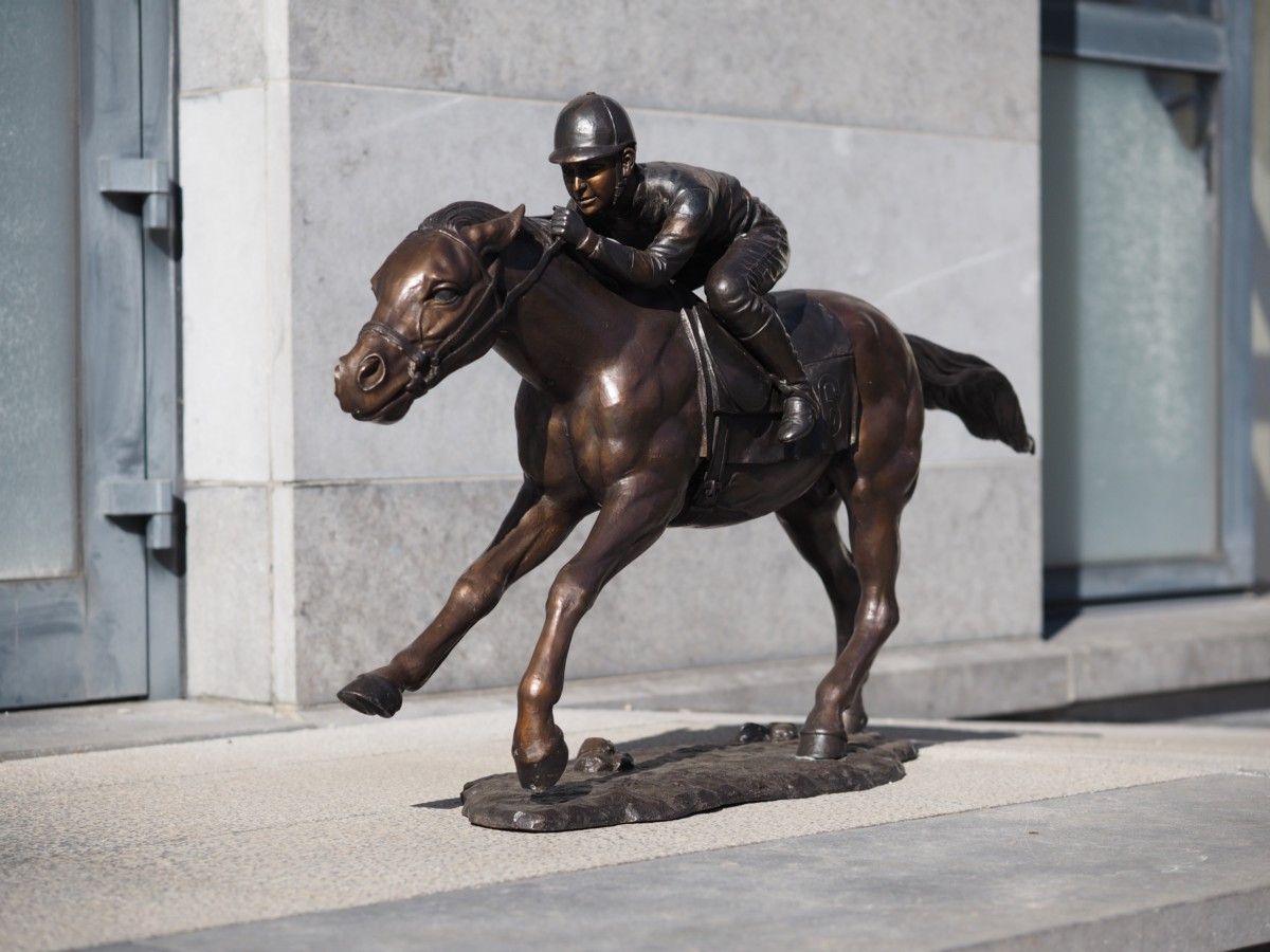 Bronzefigur Jockey auf Pferd,medium