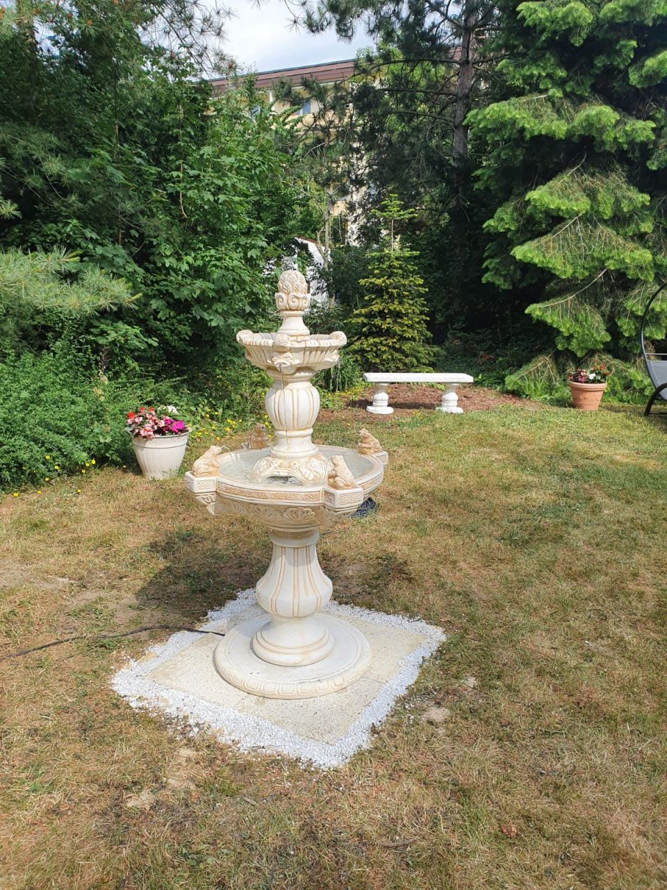 Springbrunnen 'Der Frosch' Komplettsystem in weiß orange