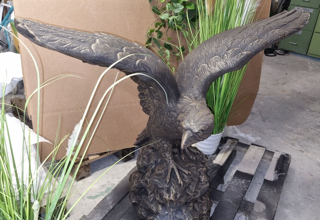 Gartenfigur Adler auf Fels, 'Elegance'