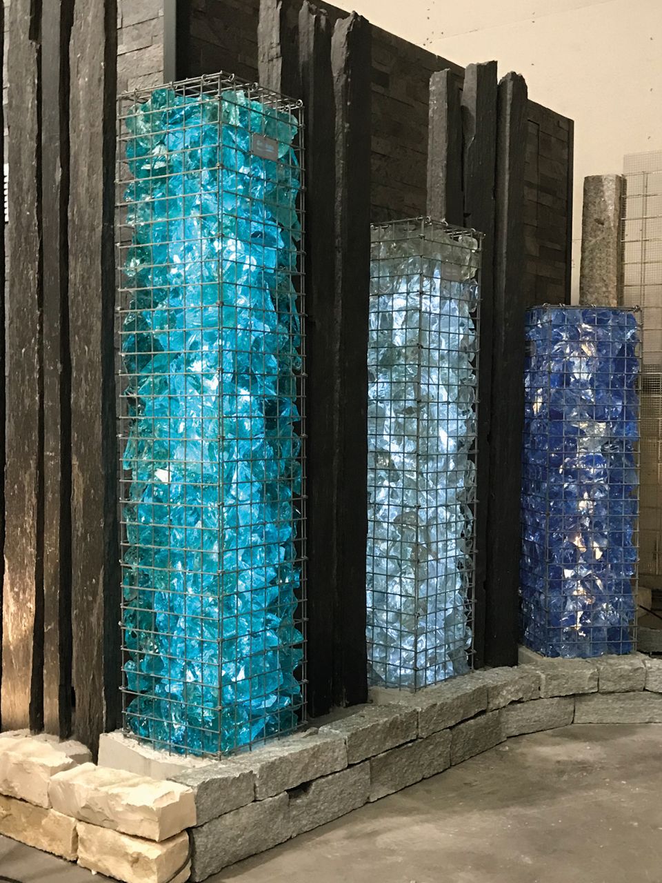 LED Gabione auf Sockel mit Befüllung 130x30x30