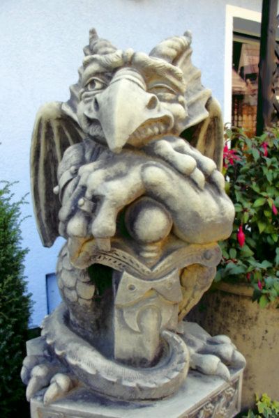 Gartenfigur 'TÜRWÄCHTER MIT SCHWERT', Blick rechts, Steinguss - Original von ...