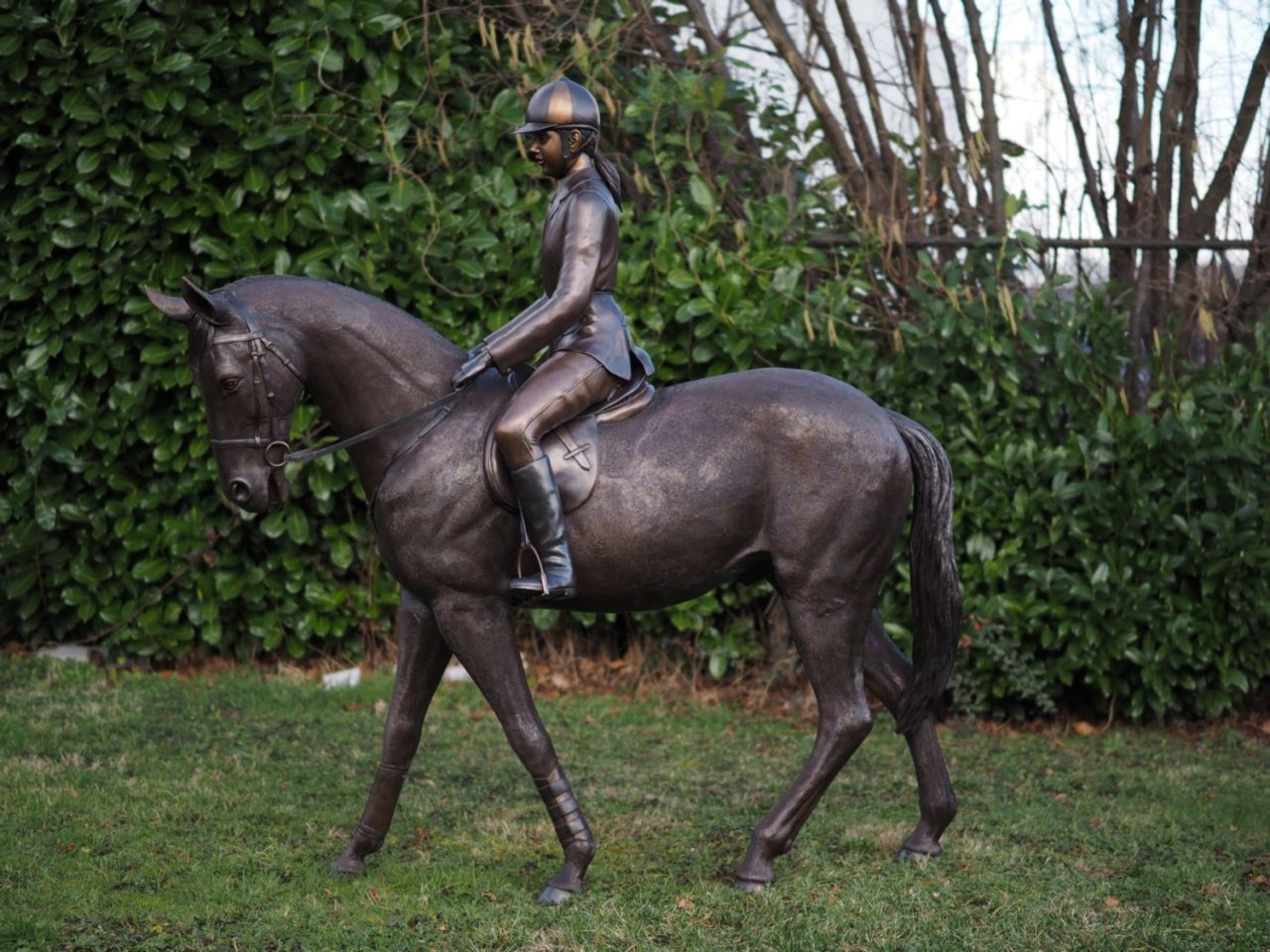Bronzefigur Mädchen auf Pferd