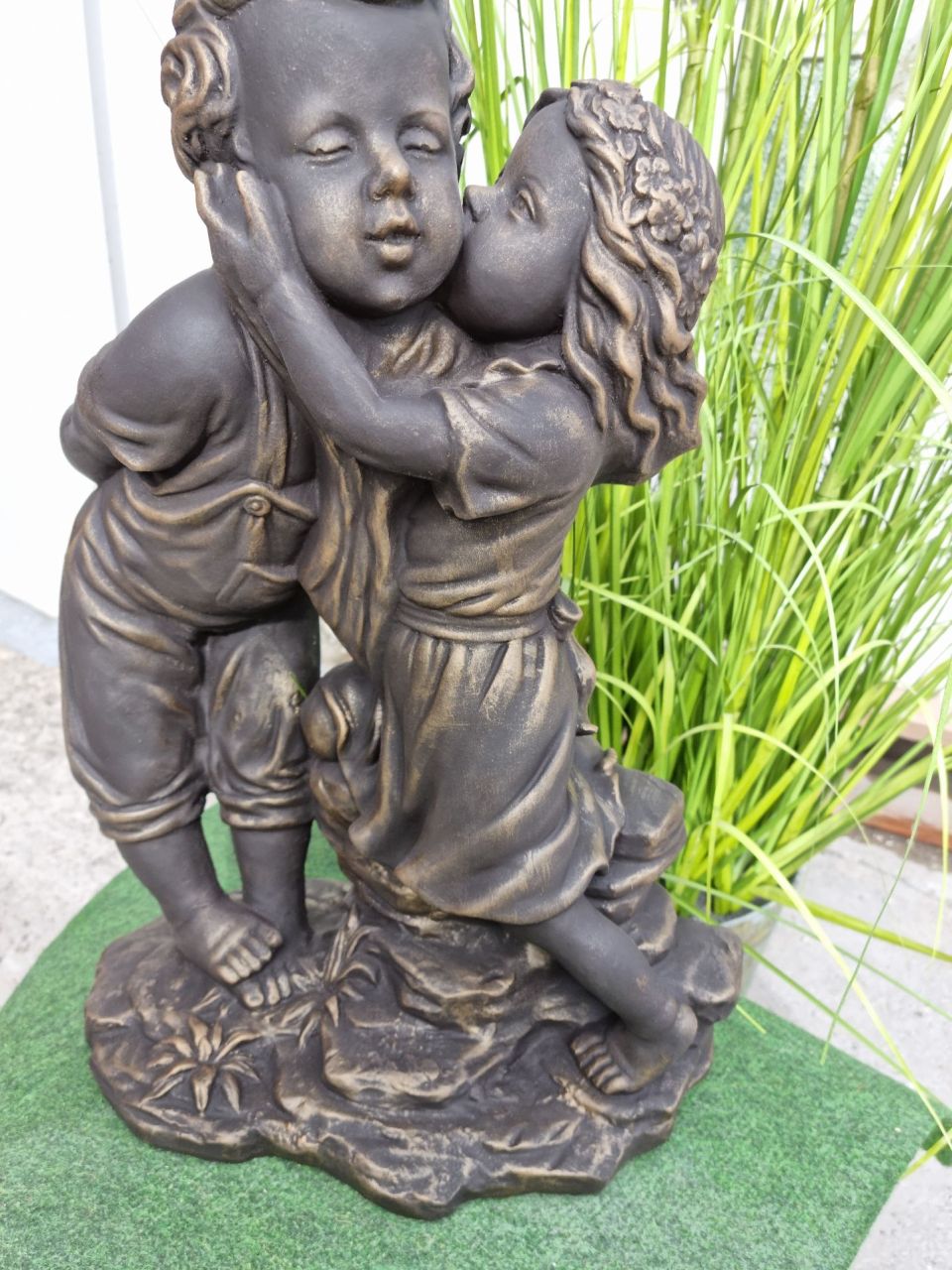 Gartenfigur 'Der Schmatzer', verschiedene Farben