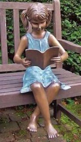 Bronzefigur Mädchen sitzend mit Buch