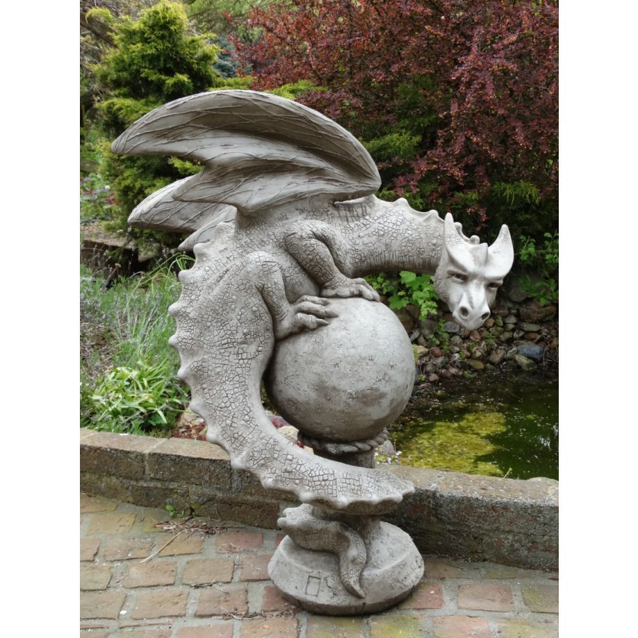 Drache 'ARMADES' (links), © by Fiona Scott