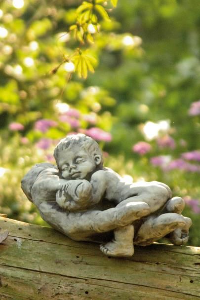 Gartenfigur Baby in Hand 'NIMA', Steinguss - Original von Vidroflor
