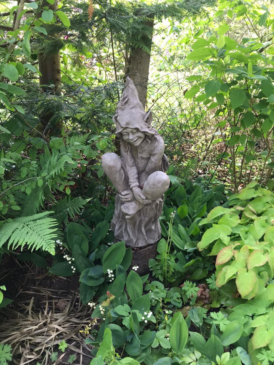 Gartenfigur 'FOXGLOVE' sitzt auf Baumstumpf, © by Fiona Scott - Original von ...