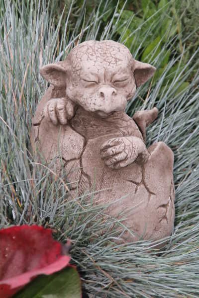 Gartenfigur Drachenbaby 'RUBIN', Steinguss © by Fiona Scott - Original von Vi...