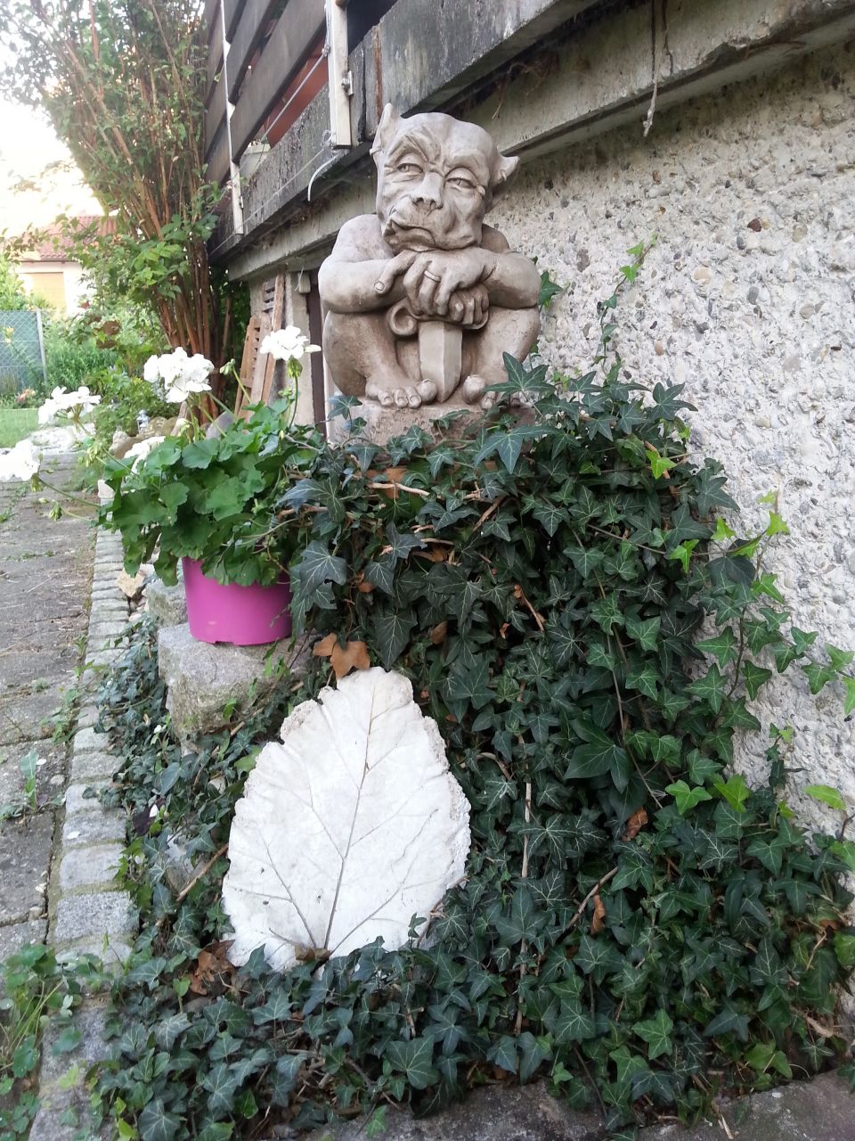 Gartenfigur 'SWORD GARGOYLE' klein © by Fiona Scott, Steinguss - Original von...