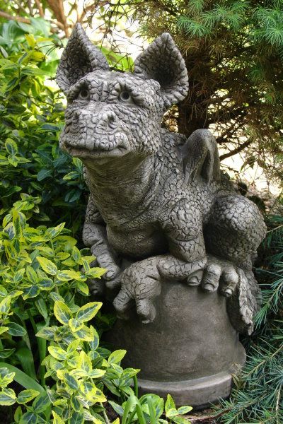 Gartenfigur Drache 'BUDDY' auf Blumentopf, © by Fiona Scott - Original von Vi...