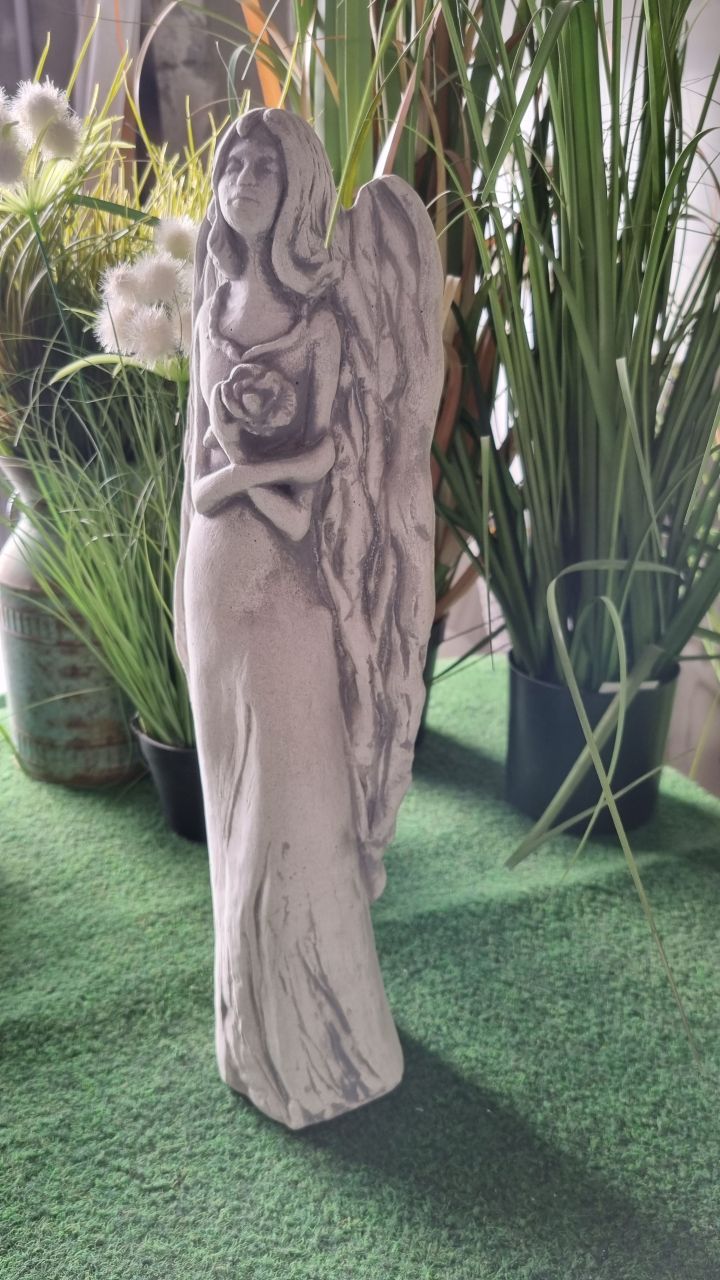 Gartenfigur Engelfrau stehend mit Blumen, antik grau