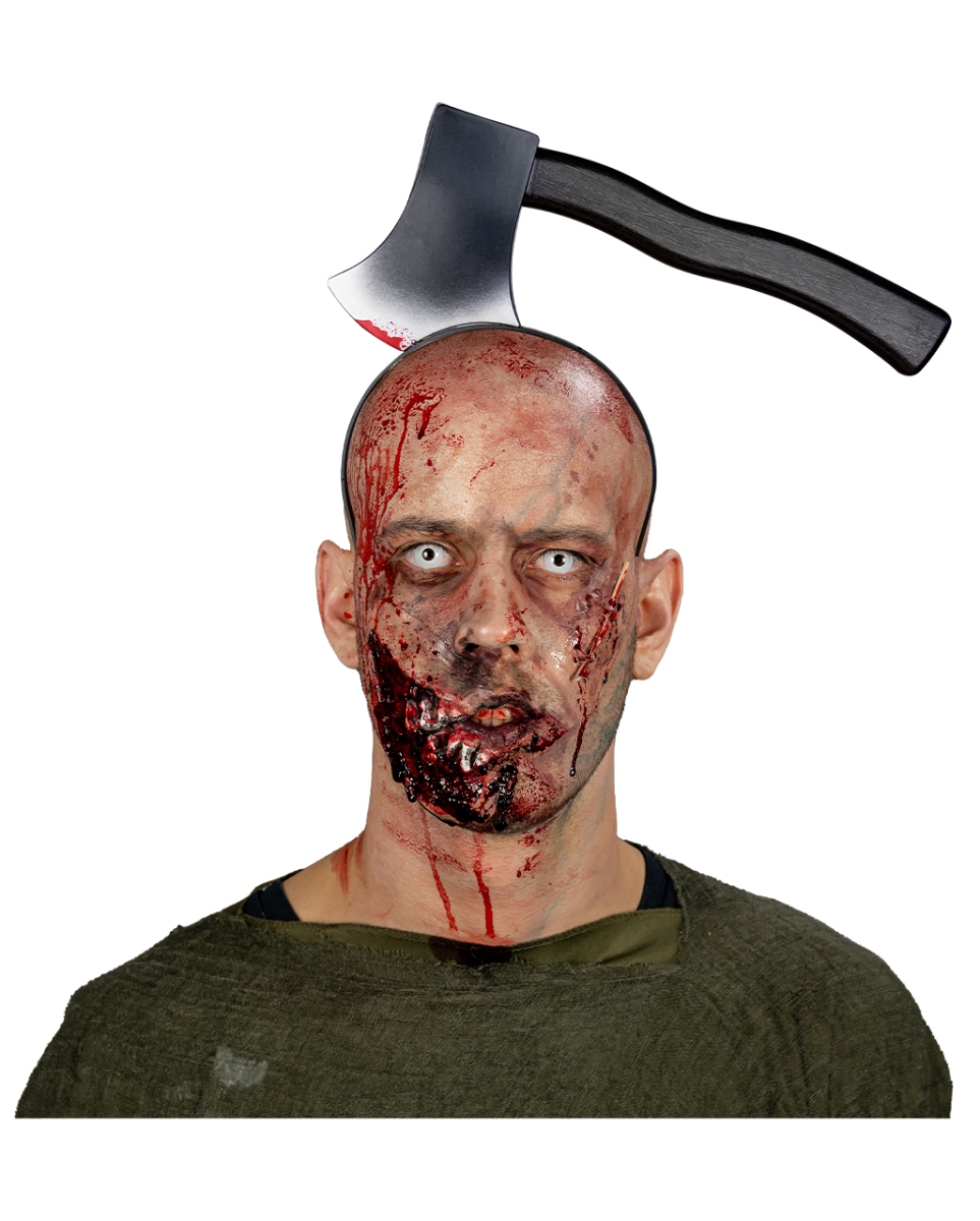 Axt im Schädel als Kostümzubehör