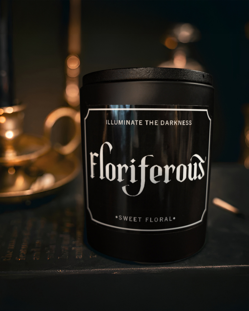 Blütenreich Gothic Duftkerze in schwarzer Metalldose