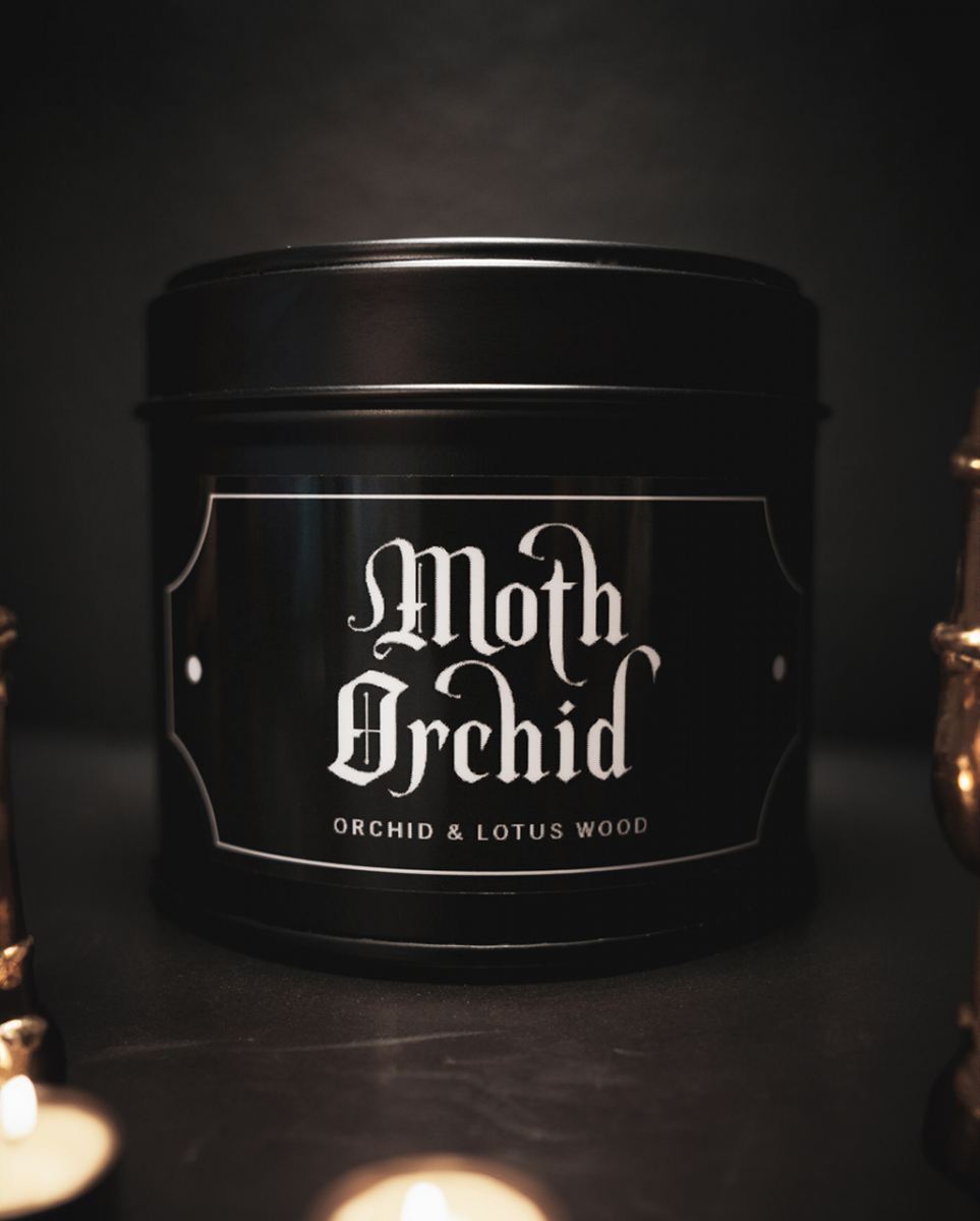 Nachtfalterorchidee Gothic Duftkerze in schwarzer Metalldose