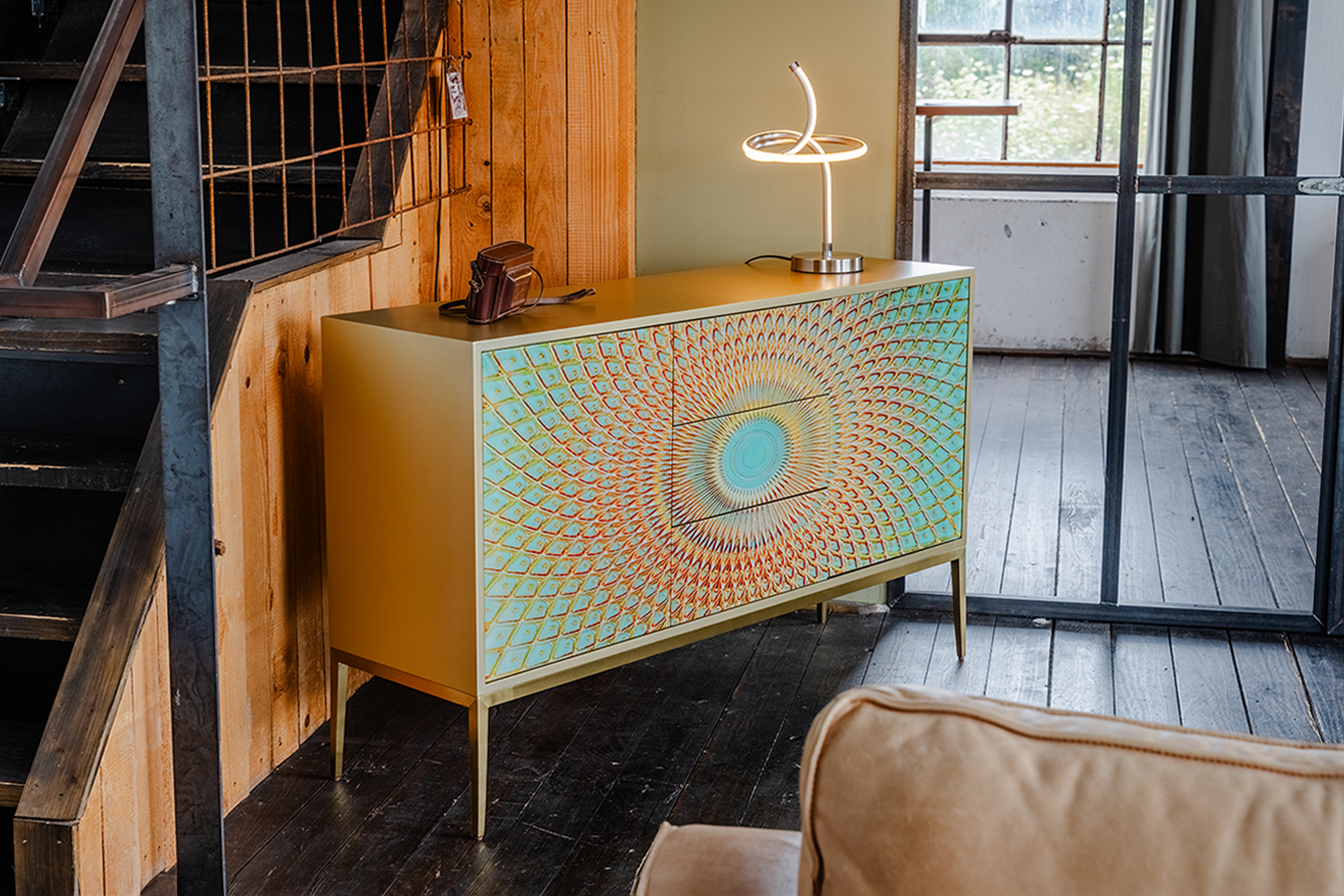 KAWOLA Sideboard LAGO 2 Türen 3 Schubladen Glas grün Fuß Edelstahl goldfarben