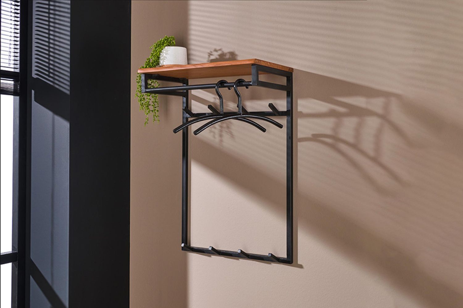 KAWOLA Garderobe ELIARA Akazie Metall Hutablage 8 Haken schwarz