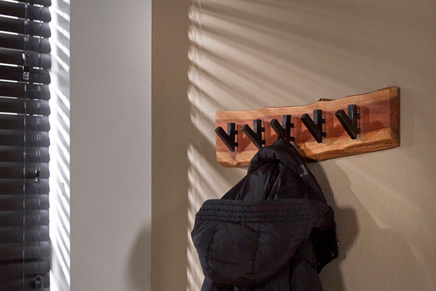 KAWOLA Garderobe NEREA Akazie Metall 5 Haken braun