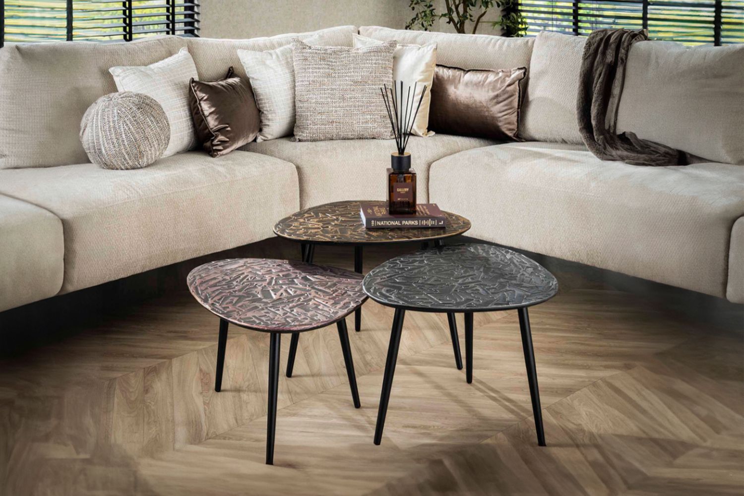 KAWOLA Couchtisch YATA Set 3-tlg. Metall schwarz / silber / bronze dreieckig