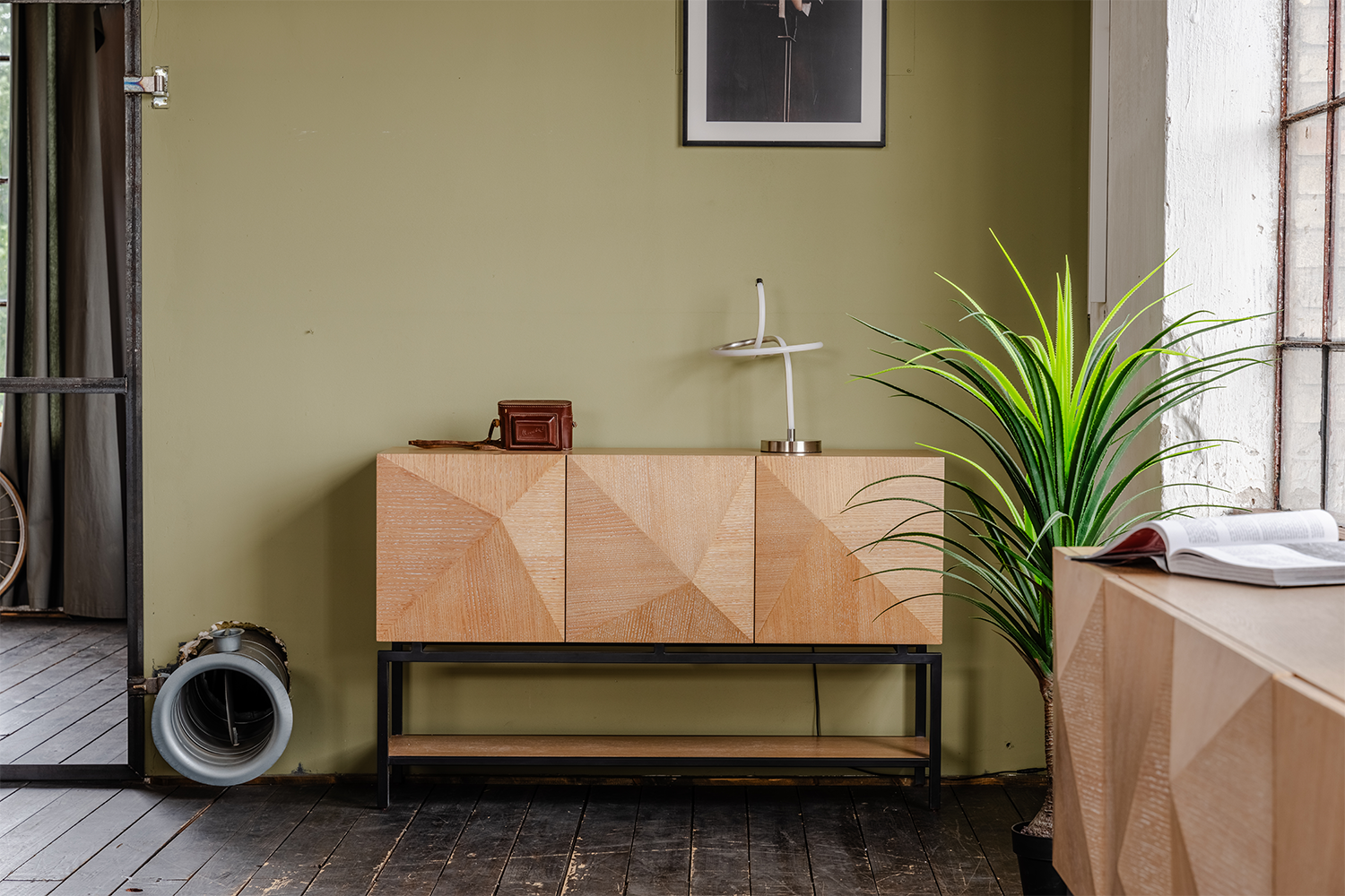 KAWOLA Sideboard ANJO 3 Türen 1 Ablage Eiche furniert braun Metall schwarz pulverbeschichtet