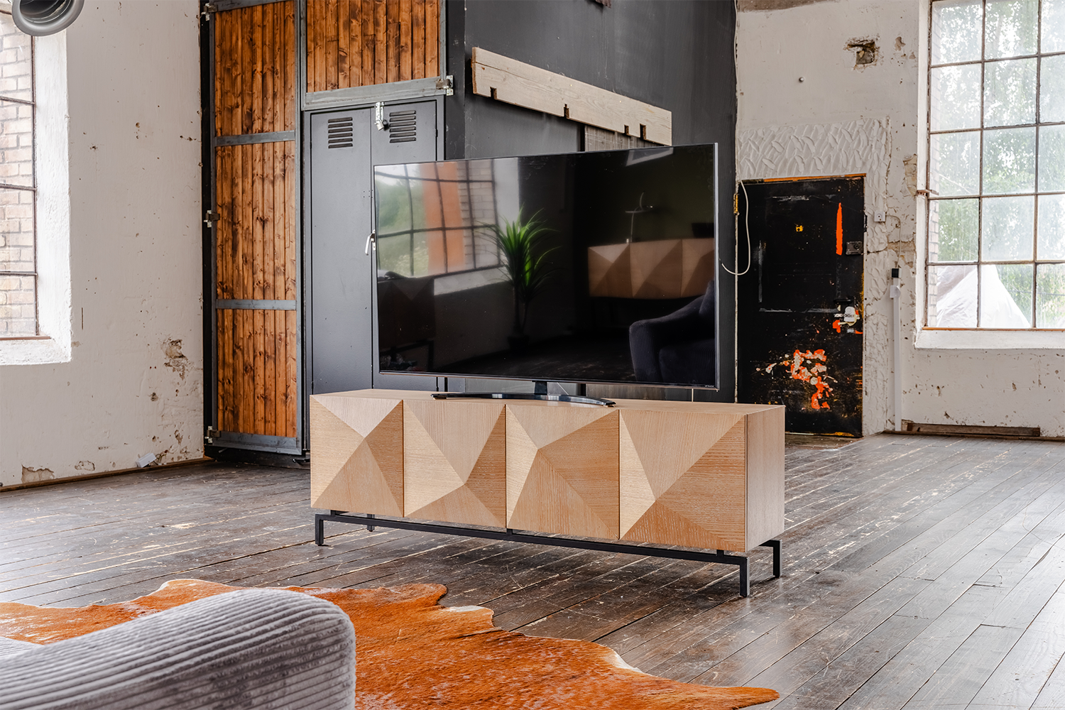 KAWOLA Lowboard ANJO TV-Board 4 Türen Eiche furniert braun Fuß Metall schwarz pulverbeschichtet