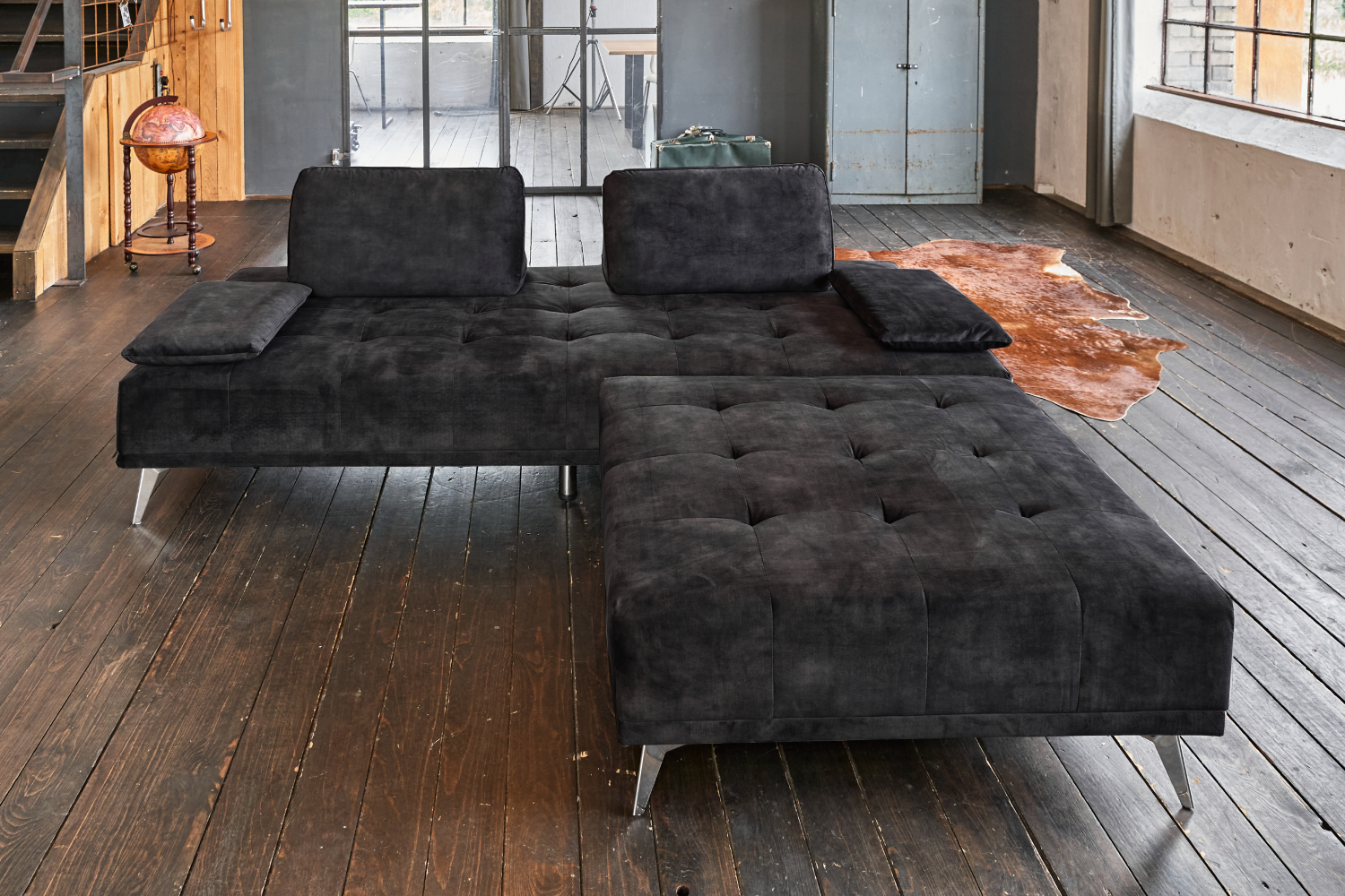 KAWOLA Sofa WIOLO Schlafsofa Daybed mit Hocker velvet anthrazit